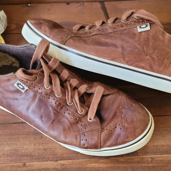 Ugg Mens Size 11 Brown Leather Lace Up Sneakers